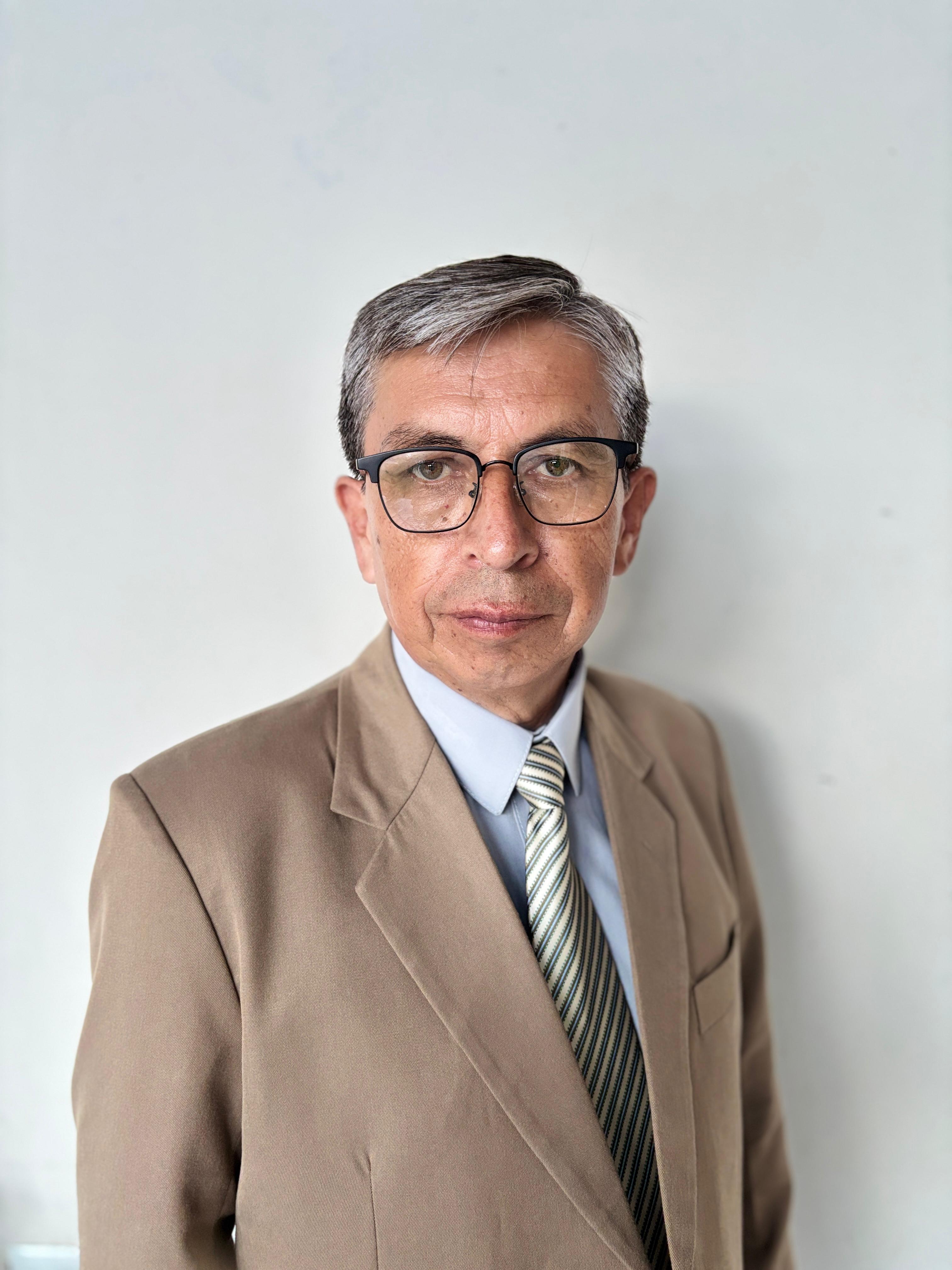 Tancredo Arévalo en traje formal
